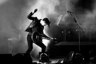 01-alex-turner-arctic-monkeys-par-herve-le-gall-charrues-2014