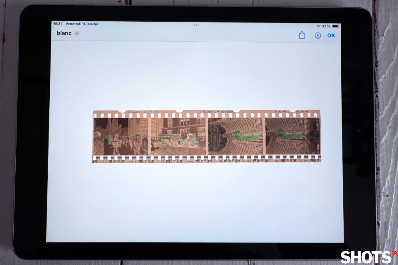 visualisation des négatifs couleur sur un iPad faisant office de table lumineuse